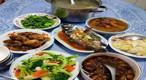 很久沒回家晚餐了爸爸今天親自下廚直說人多吃飯熱鬧