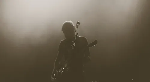 每到晚上約10點左右就會開始傳來彈奏吉他的聲音