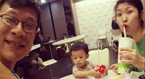 看來很喜歡薯條哦不過還是少讓他吃比較好....