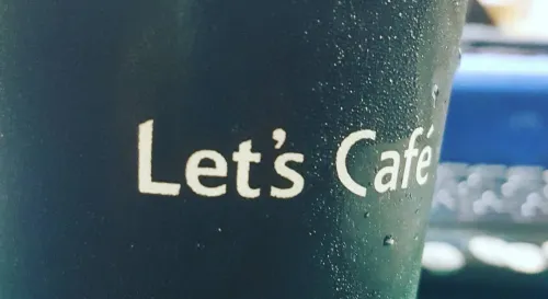 我喝的不是一杯咖啡，而是片刻的自由。