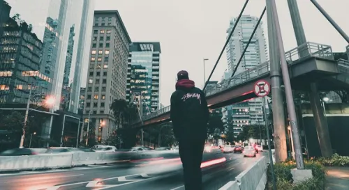 即使只有一個人即使路還很遠也得走下去