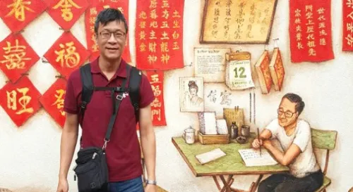 牛車水壁畫，我穿的衣服顏色還蠻襯這壁畫的