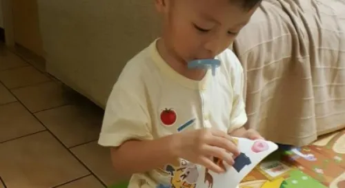 好吧原來貼紙是這樣玩的...看來還不夠他貼啊