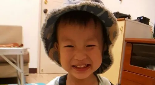 一聽到要帶他出門，馬上給了我一個笑得開懷的笑容