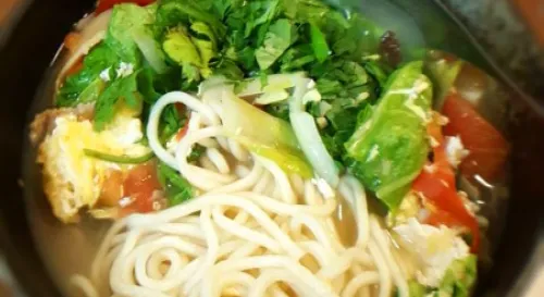 今晚煮蔬菜番茄豬肉拉麵，隨便吃