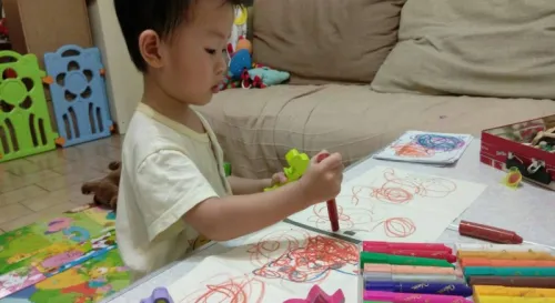 雖然我不知道5U畫的是甚麼但色彩倒是挺豐富的