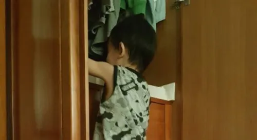 知道自己不夠高還特地去客廳搬他的寶物箱進來墊著我是該哭還是該笑呢接下來一團亂....