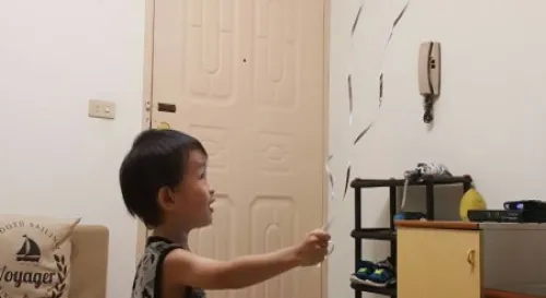 人生第一次拿到會飛的氣球，這傢伙開心到不行啊