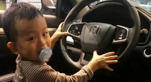 架式十足啊只是好不好這時候就別叼著奶嘴了XD