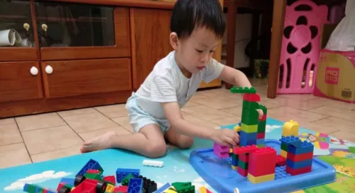 認真蓋他的城堡，啟動小腦袋思考模式