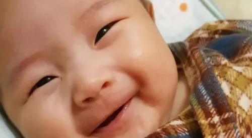 雨天窩在家裡逗女兒