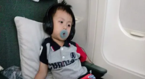 5U first time sit business class crew haha.