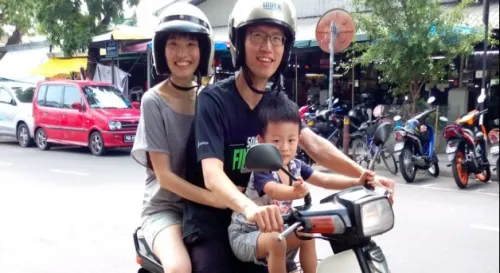 Visit 叔公，嬸婆和文彬舅舅。 So much of fun in swing and motor ride