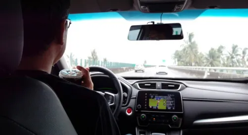 回台北的路上，我開著車，聽著音樂，喝著咖啡