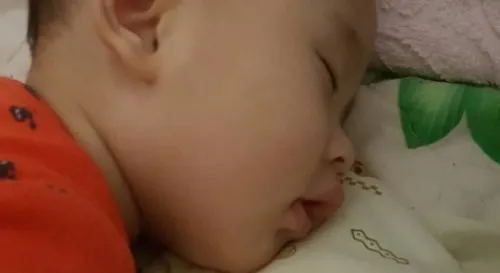 我是不是該把她吵醒為了昨晚她不讓我睡