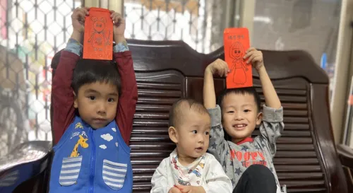 小孩們提早過年