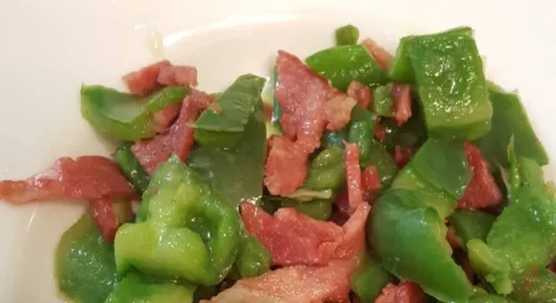 氣溫17度，青椒炒臘肉佐58高粱