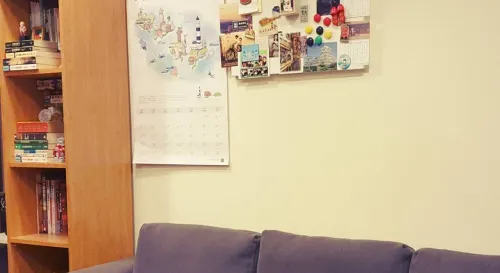 果然，工作室就是應該要有沙發。