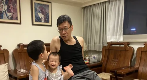 吃飽了，在客廳休息聊天