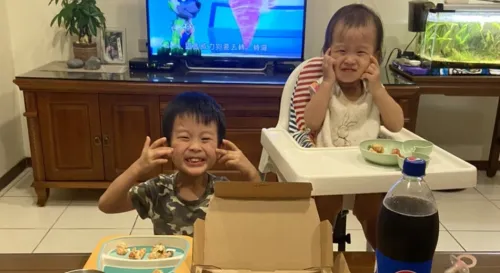 週末晚沒煮，叫披薩配電視，兩隻很開心