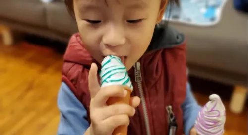 孩子，塑膠的妳也吃的這麼開心