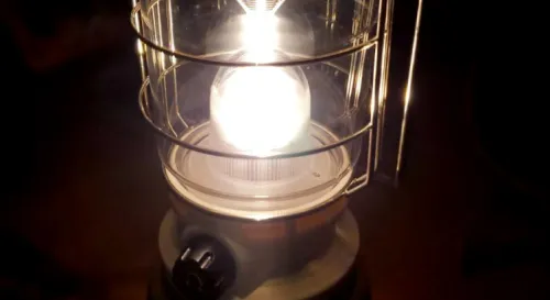 人生第一盞露營燈，亮了。