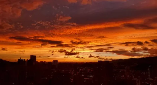 燦樹颱風把天空都變橘了