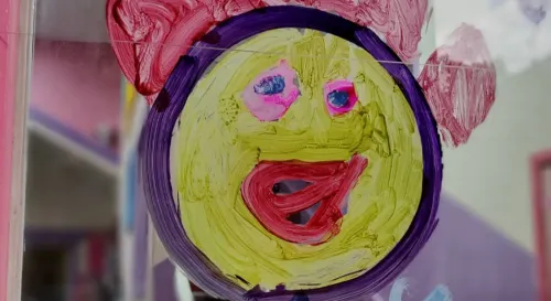 玻璃上的笑臉人