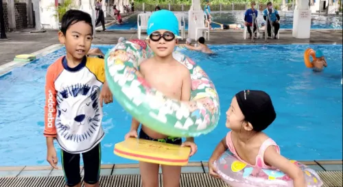 在游泳池遇到親友的機率有多大