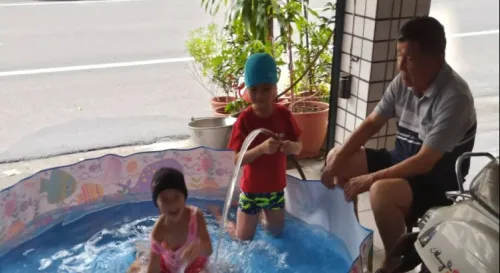 有一種消暑叫在阿公阿婆家玩水