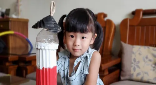 親子作品燈塔下的彩虹倒影