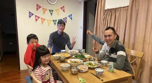 友人來訪，還帶來了自產的雞蛋