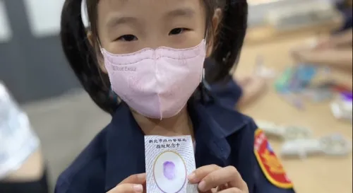 戶外教學到板橋派出所，當一日小警察。