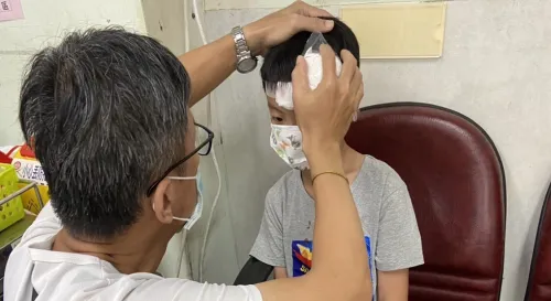 當孩子滿臉是血的哭著走向你