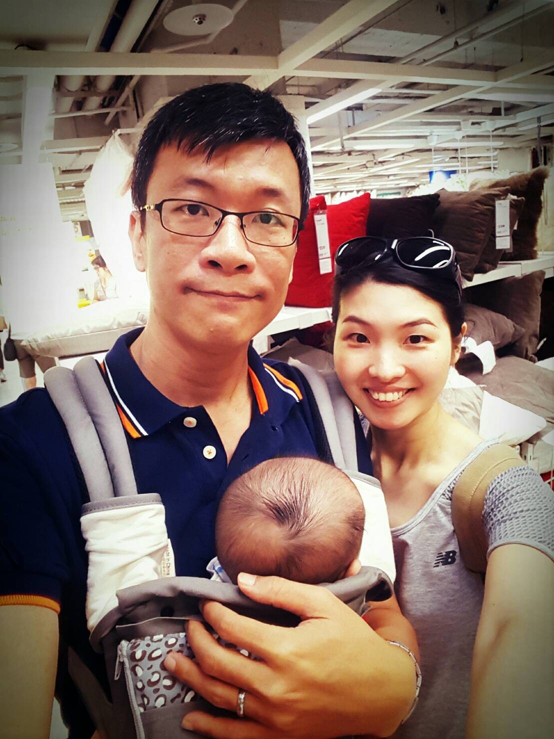 在IKEA時似乎有漸漸習慣周遭環境的變化,眼睛開始到處轉~<br />
<br />
雖說肢體還是一樣僵在那邊啦XD 在IKEA時似乎有漸漸習慣周遭環境的變化,眼睛開始到處轉~<br />
<br />
雖說肢體還是一樣僵在那邊啦XD