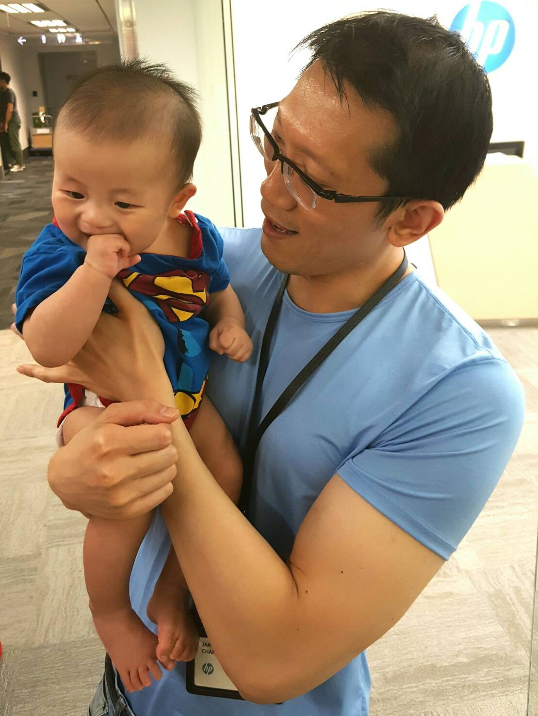 James叔叔抱著就這麼開心啊,果然....當了爸爸的就是不一樣XD James叔叔抱著就這麼開心啊,果然....當了爸爸的就是不一樣XD