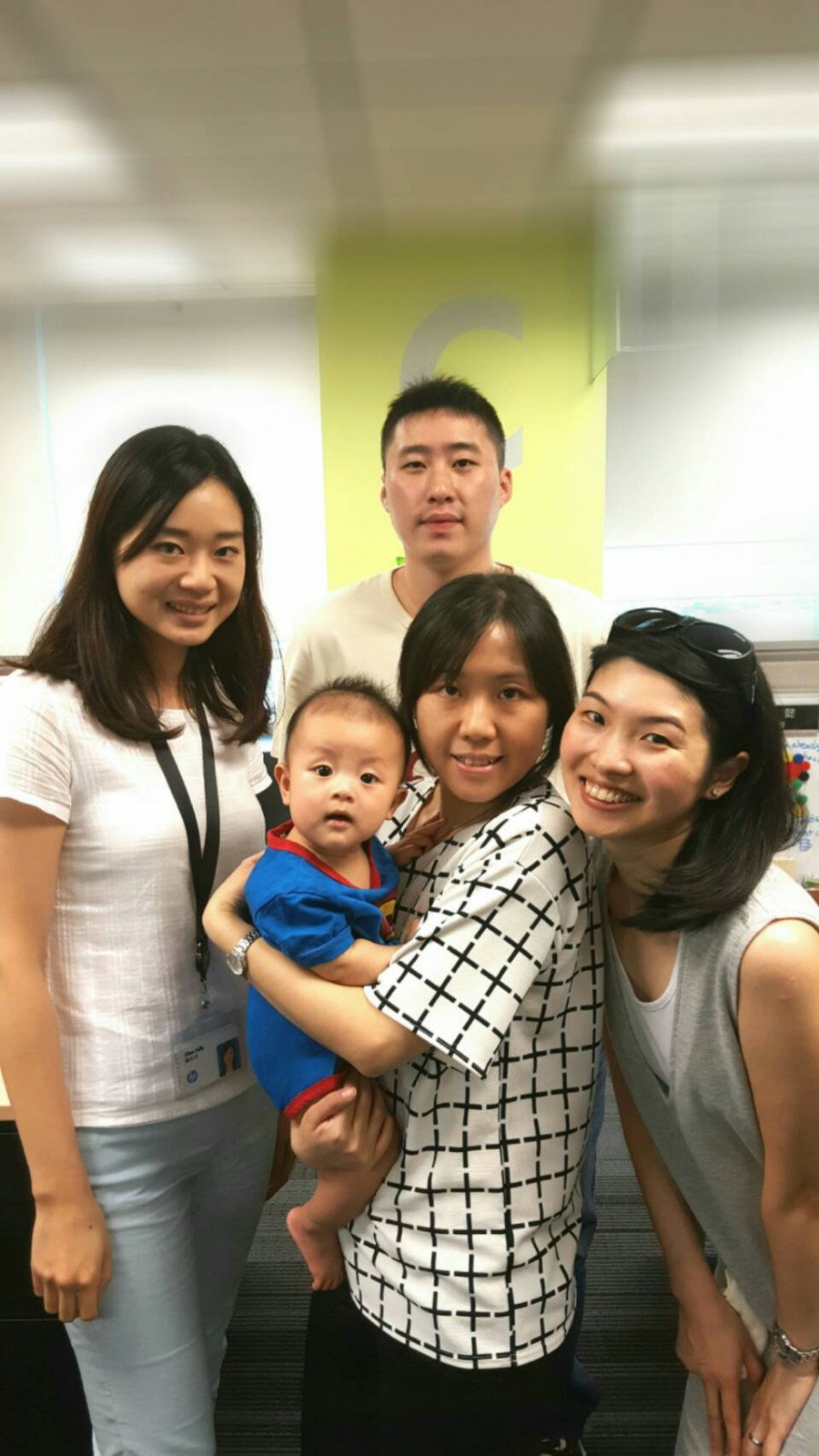 Ellie姨抱著跟Chao叔叔還有Kelly姨合照 Ellie姨抱著跟Chao叔叔還有Kelly姨合照