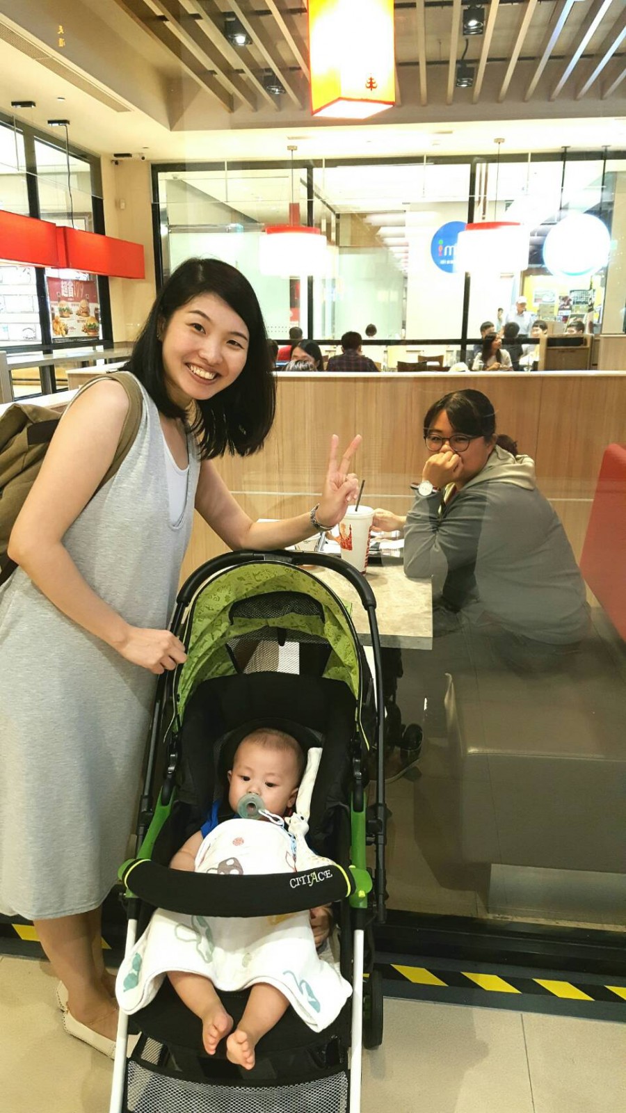 回家的路上又巧遇Mandy Wei姨<br />
<br />
5U的萬聖節初體驗又締造了許多第一次XD<br />
<br />
第一次到媽咪的辦公室、第一次被那麼多人輪流抱著、第一次見到那麼多小同伴當然也是第一次過萬聖節~ 回家的路上又巧遇Mandy Wei姨<br />
<br />
5U的萬聖節初體驗又締造了許多第一次XD<br />
<br />
第一次到媽咪的辦公室、第一次被那麼多人輪流抱著、第一次見到那麼多小同伴當然也是第一次過萬聖節~