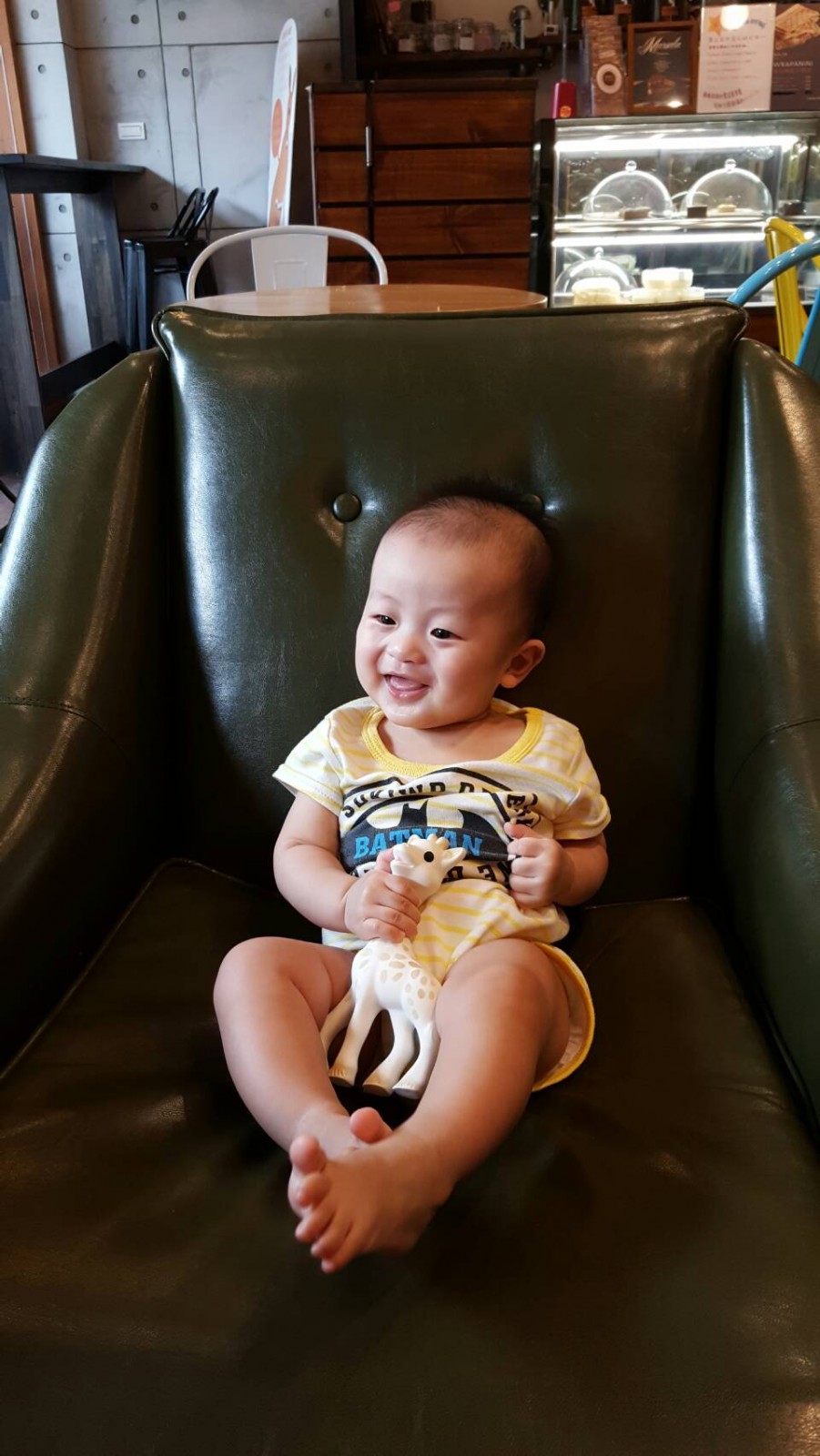 最近5U真的越來越喜歡蘇菲了,出門都要帶上她~<br />
<br />
坐在LOUISA的椅子上,瞧他開心的XD 最近5U真的越來越喜歡蘇菲了,出門都要帶上她~<br />
<br />
坐在LOUISA的椅子上,瞧他開心的XD