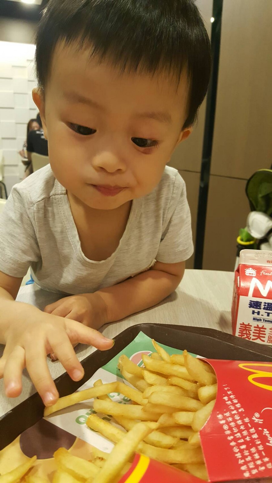 看來很喜歡薯條哦~不過還是少讓他吃比較好.... 看來很喜歡薯條哦~不過還是少讓他吃比較好....