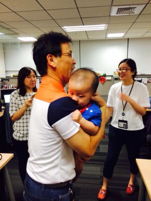Albert uncle示範怎麼抱5U Albert uncle示範怎麼抱5U