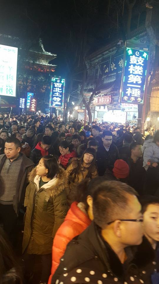 痛苦的是,明明擠滿那麼多人,每隔10分鐘就非得派垃圾車壓境清潔一遍,搞得無處可逃 痛苦的是,明明擠滿那麼多人,每隔10分鐘就非得派垃圾車壓境清潔一遍,搞得無處可逃